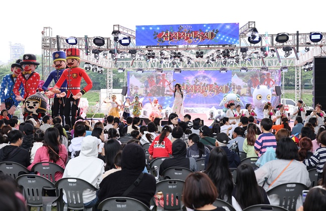 ▲ 23일 강원 삼척 장미공원에 구경나온 주민들과 관광객들 모습. 축제장에는 특설무대를 비롯해 장미 직업체험, 장미나라 책 만들기 체험, 장미 테마 체험, 먹거리존, 굿즈·로컬 콘텐츠 부스, 장미정원 포토존, 장미나라 퍼레이드 등이 마련됐다. 축제는 25일까지 진행된다. ⓒ삼척시