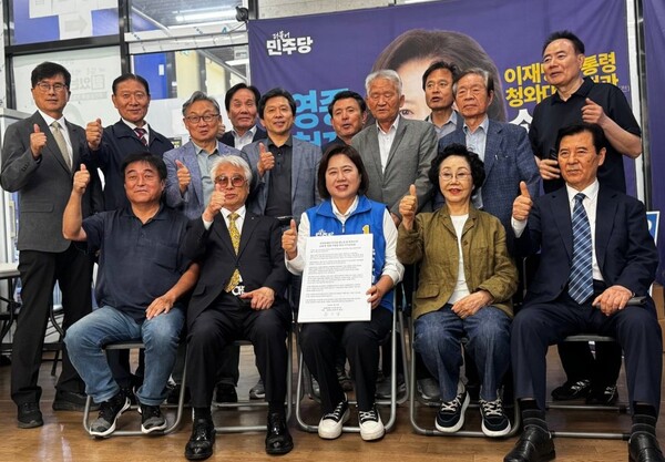 ▲ 김대중 재단 관계자들이 23일 손화정 영종구청장 후보(앞줄 가운데)
지지선언을 하고 기념 촬영을 하고 있다. ⓒ 손화정 후보 캠프 제공