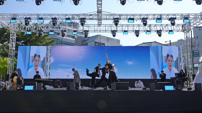 ▲ 23일 춘천 시청광장에서 한국예술문화단체총연합회 춘천지회가 주최·주관한 '제33회 봄내예술제'가 '춘천의 맥(脈), 다시 근본으로'를 주제로 성황리에 개최됐다. ⓒ춘천시