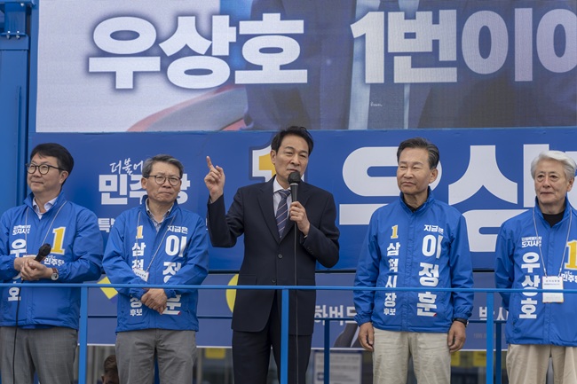 ▲ 우상호 후보가 23일 오전 이정훈 삼척시장 후보와 함께 삼척 번개시장을 찾아 상인 및 시민들과 밀착 소통을 이어갔다. ⓒ우상호 후보 캠프 제공