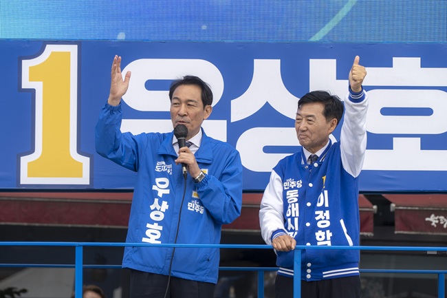 ▲ 우상호 후보가 이정학 동해시장 후보와 함께 동해 북평민속시장에서 거리유세를 펼치며 시민들과 상인들을 만나 지지를 호소했다. ⓒ우상호 후보 캠프 제공