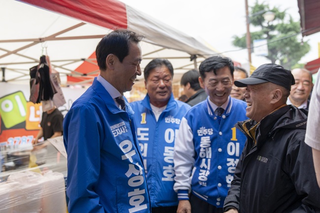 ▲ 우상호 후보가 이정학 동해시장 후보와 함께 동해 북평민속시장에서 거리유세를 펼치며 시민들과 상인들을 만나 지지를 호소했다. ⓒ우상호 후보 캠프 제공