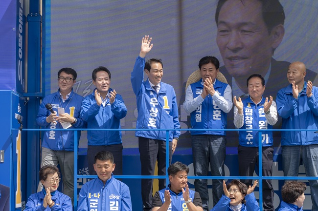 ▲ 우상호 후보는 평창 진부장날 거리유세에서 한왕기 평창군수 후보, 소병훈 국회의원과 함께 평창의 관광·힐링 산업 비전을 제시했다. ⓒ