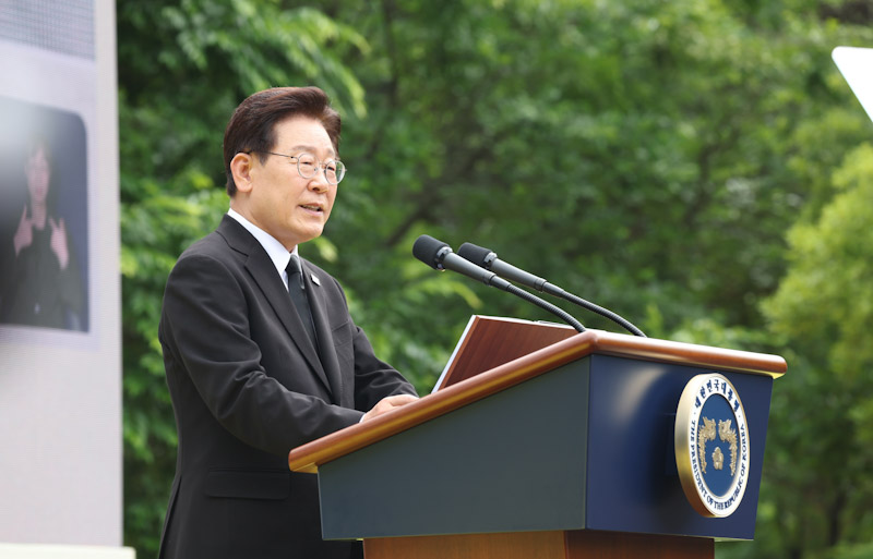 ▲ 이재명 대통령이 지난 23일 경남 김해 봉하마을에서 열린 고 노무현 전 대통령 서거 17주기 추도식에서 추도사를 낭독하는 모습. ⓒ뉴시스