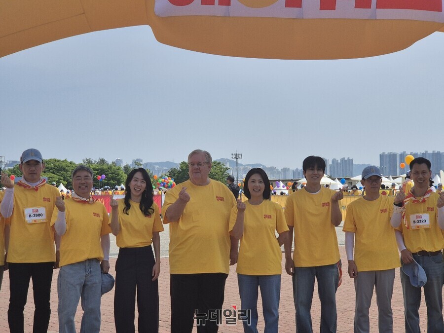 ▲ (왼쪽 네번째부터) 제프리 존스 RMHC Korea 회장과 김기원 한국맥도날드 대표가 해피워크 출발을 앞두고 기념촬영을 하고 있다.ⓒ조현우 기자