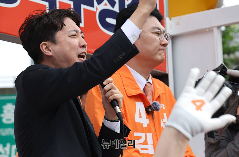 ▲ 이준석 개혁신당 대표가 21일 오후 서울 동작구 사당역에서 열린 김정철 서울시장 후보 출정식에서 차량에 올라 지지호소를 하고 있다.  ⓒ정상윤 기자