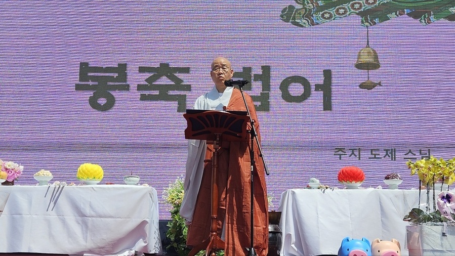 ▲ 광주 광산구 보은사 도제스님이 봉축사에서 마음속에 향기, '나를 들여다보는 데' 를 강조했다.ⓒ뉴데일리 제공