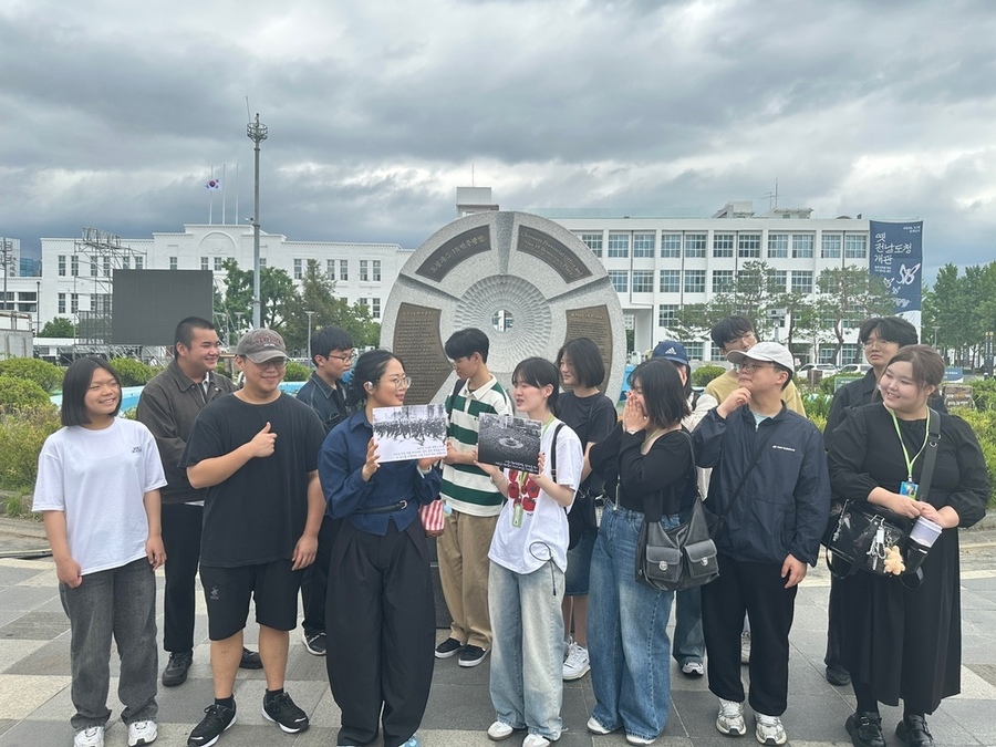 ▲ 대구·광주 꿈드림청소년단 5·18민주광장서 교류 5·18현장에서 2·28의 가치를 잇다.ⓒ광주광역시학교밖청소년지원센터 제공