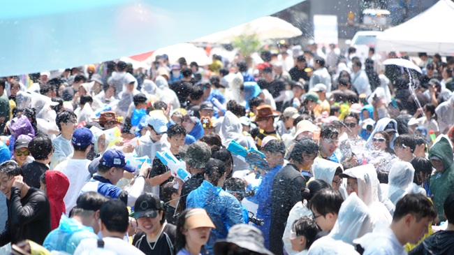 ▲ 2026 제38회 춘천마임축제가 24일 춘천 중앙로 일대에서 개막난장 '아!水라장'으로 축제의 시작을 알렸다. 올해 춘천마임축제는 '몸풍경'을 주제로 31일까지 걷다보는마임과 COMMONZ·봄, 예술난장 X, 밤샘난장 도깨비난장 등 다양한 프로그램이 춘천 전역에서 열린다. ⓒ춘천시