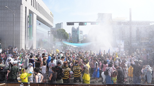 ▲ 2026 제38회 춘천마임축제가 24일 춘천 중앙로 일대에서 개막난장 '아!水라장'으로 축제의 시작을 알렸다. 올해 춘천마임축제는 '몸풍경'을 주제로 31일까지 걷다보는마임과 COMMONZ·봄, 예술난장 X, 밤샘난장 도깨비난장 등 다양한 프로그램이 춘천 전역에서 열린다. ⓒ춘천시