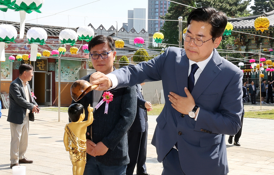 ▲ 박찬대 후보가 24일 인천 미추홀구 수도사에서 열린 '부처님오신날 봉축법요식'에서 관불의식을 하고 있다. ⓒ박찬대 후보 캠프 제공