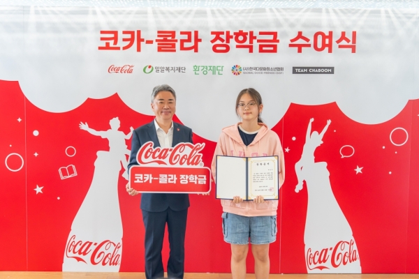 ▲ 한국 코카-콜라 이준엽 대표가 ‘2026 코카-콜라 장학금 수여식’에서 선발된 장학생과 함께 기념 촬영을 하고 있다.ⓒ한국 코카-콜라