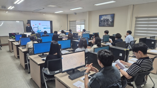 ▲ 고성군이 지난 22일 군청 정보화교육장에서 전 부서 세외수입 담당 공무원 23명을 대상으로 '2026년 세외수입 담당자 역량 강화 교육'을 실시했다. ⓒ고성군
