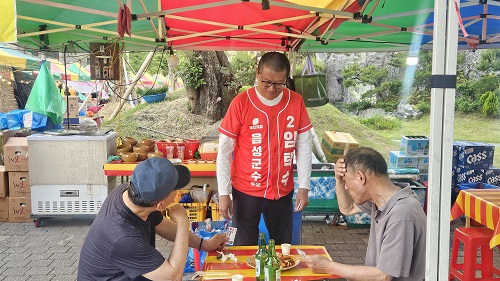 ▲ 임택수 국민의힘 음성군수 후보가 25일 금왕지역 주민들과 지역현안에 대해 이야기를 나누고 있다.ⓒ임택수 후보 캠프 제공