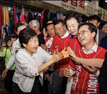 ▲ 박근혜 전 대통령이 25일 이장우 대전시장 캠프를 방문, 이 후보와 대전 5개 구청장 후보들과 손을 맞잡고 사진촬영을 하고 있다.ⓒ이장우 후보 캠프 제공.