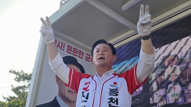 ▲ 신영재 홍천군수 후보가 25일 군민들에게 지지를 호소하고 있다. ⓒ신영재 후보 캠프 제공