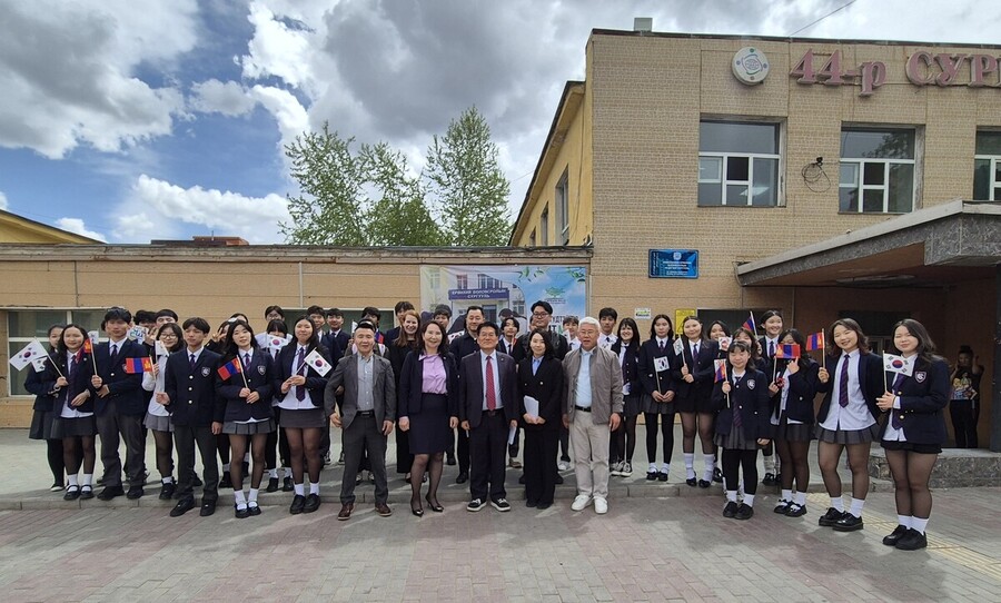 ▲ 변주영(앞줄 가운데) 인천글로벌캠퍼스 운영재단 대표이사가 몽골 한 학교를 방문해 학생들과 기념사진을 촬영하고 있다. ⓒ인천글로벌캠퍼스 제공