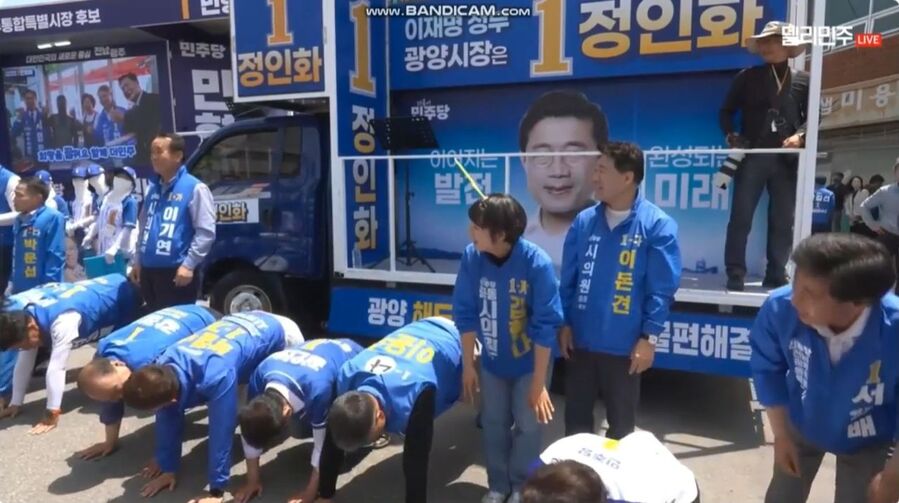 ▲ 지난 24일 전남 광양시 옥곡5일장에서 열린 더불어민주당 광양시장 및 지방의회 후보 합동 유세 현장에서 선거대책위원회 소속의 한 지지자가 마이크를 잡고 후보들에게 