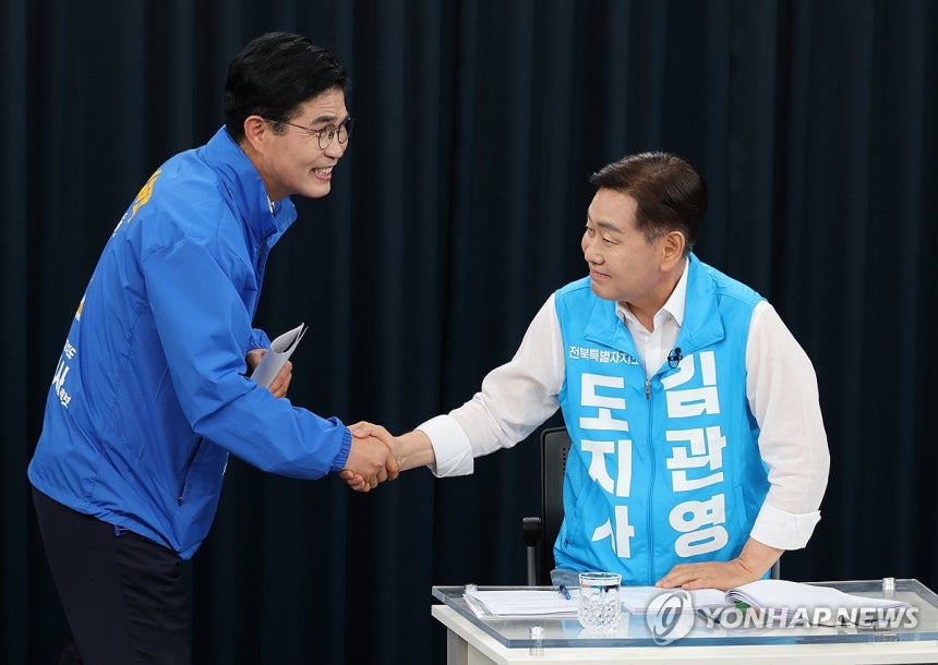 ▲ 6·3 지방선거에 출마한 더불어민주당 이원택(왼쪽) 전북특별자치도지사 후보와 무소속 김관영 후보가 지난 19일 JTV 전주방송에서 열린 토론회에 앞서 인사하는 모습. ⓒ연합뉴스