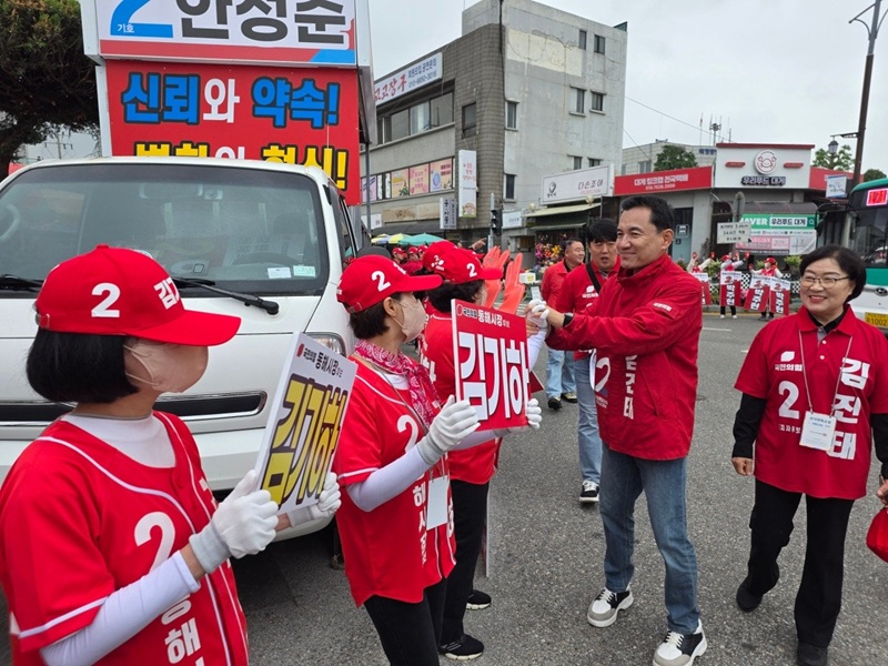▲ 국민의힘 김진태 강원특별자치도지사 후보가 토요일인 지난 23일, 동해안 벨트를 관통하는 집중 유세를 펼치며 표심 몰이에 나섰다. ⓒ강원인(人)캠프