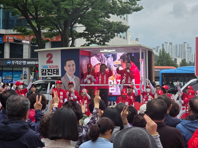 ▲ 국민의힘 김진태 강원특별자치도지사 후보가 23일 저녁 동해와 삼척 일정을 마무리하고 영동권의 중심이자 보수의 심장인 강릉 월화거리를 찾아 김홍규 강릉시장 후보와 함께 '강릉 원팀 출정식'을 개최했다. 이날 현장에는 대규모 인파가 운집해 흡사 콘서트장을 방불케 하는 열기를 뿜어냈다. ⓒ강원인(人)캠프