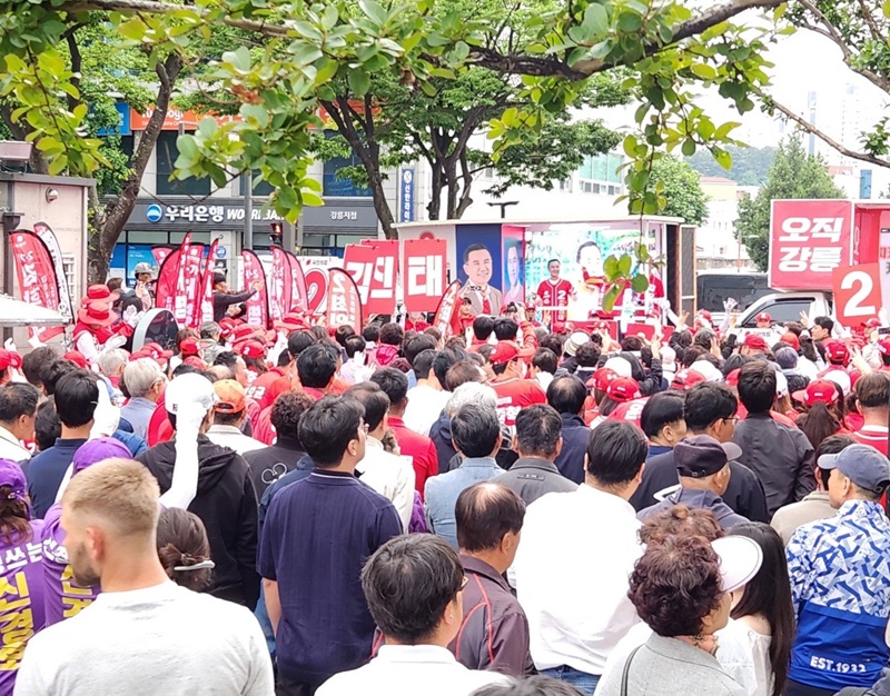 ▲ 국민의힘 김진태 강원특별자치도지사 후보가 23일 저녁 동해와 삼척 일정을 마무리하고 영동권의 중심이자 보수의 심장인 강릉 월화거리를 찾아 김홍규 강릉시장 후보와 함께 '강릉 원팀 출정식'을 개최했다. 이날 현장에는 대규모 인파가 운집해 흡사 콘서트장을 방불케 하는 열기를 뿜어냈다. ⓒ강원인(人)캠프