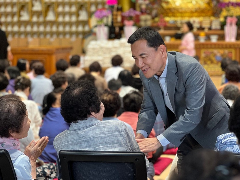 ▲ 국민의힘 김진태 강원특별자치도지사 후보가 불기 2570년 부처님오신날을 맞아 춘천 삼운사, 석왕사, 정법사를 거쳐 원주 성문사를 연이어 방문했다. 김진태 후보는 사찰을 찾은 불자들과 일일이 인사를 나누며 부처님이 세상에 오신 뜻인 자비와 평등의 가치를 되새겼다. 특히 성문사 방문 일정에는 김문수 명예선대위원장이 동행해 의미를 더했다. ⓒ강원인(人)캠프