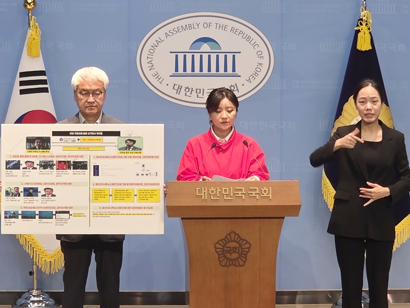 ▲ 김영환 국민의힘 충북지사 후보 선거대책위원회 법률지원단장인 김소연 변호사가 26일 국회 소통관에서 기자회견을 열고 신용한 더불어민주당 후보를 향해 이른바 '5대 공개질의'를 제시하고 있다. ⓒ김영환 후보 캠프