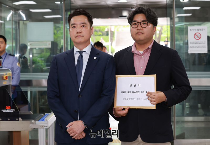▲ 배우 김수현의 명예를 훼손한 혐의를 받는 김세의 가로세로연구소 대표가 26일 오전 서울 서초구 서울중앙지방법원에서 열린 구속 전 피의자 심문에 출석하고 있다. ⓒ정상윤 기자