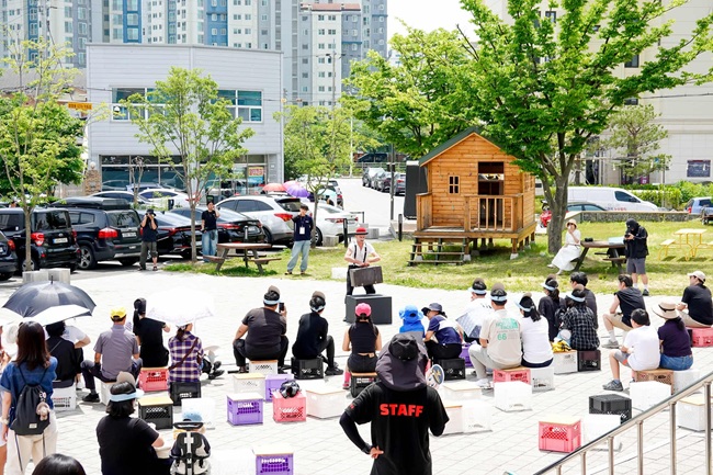 ▲ 'COMMONZ·봄'은 춘천사회혁신센터와 춘천마임축제가 지난 2023년부터 함께 운영해 온 프로그램으로 누구에게나 열려 있고 함께 나누는 '커먼즈(COMMONZ)'의 가치를 바탕으로 기획됐다. ⓒ춘천시