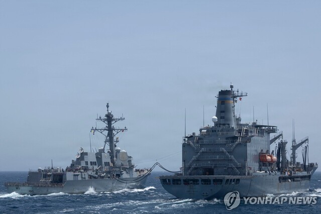 ▲ 지난 4월 27일(현지시각) 알레이버크급 미사일유도함 USS 마이클 머피(DDG 112)가 함대 급유선 USNS 헨리 J. 카이저(T-AO-187)로부터 해상에서 물자 공급 받는 모습. 출처=AFPⓒ연합뉴스