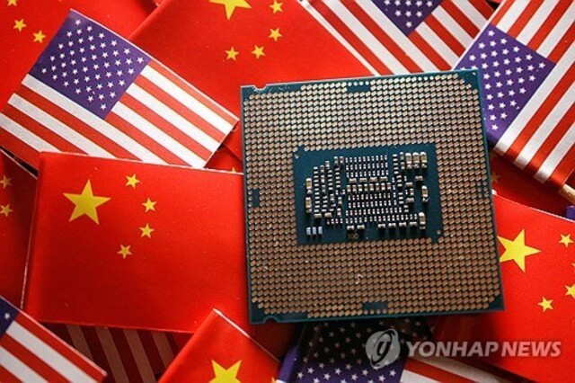 ▲ 미국과 중국 국기를 배경으로 한 반도체 기판. 출처=로이터ⓒ연합뉴스