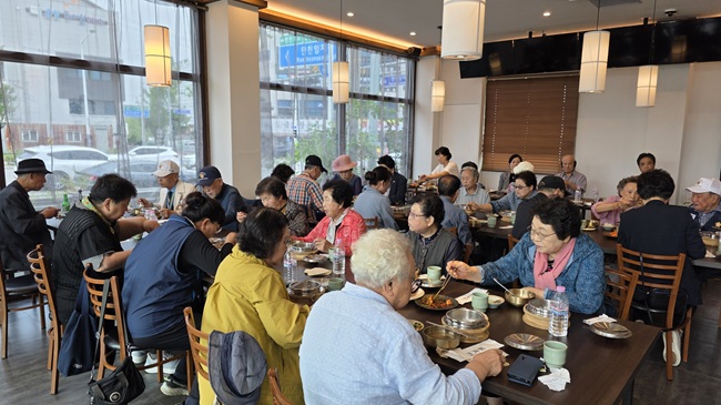 ▲ 강원서부보훈지청이 26일 호국보훈의 달을 앞두고 국가유공자 어르신들을 위한 온기 나눔 행사로 관내 외식업체인 애식주(藹食州) 외 3개 업체(한돈가든, 비즈앤피플, 유피유피)에서 감사패 전달과 함께 행복한 밥상을 후원 받았다고 밝혔다. ⓒ강원서부보훈지청
