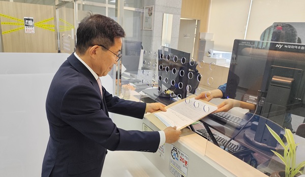 ▲ 26일 서철모 서구청장 후보 선거선대위가 전문학 후보를 ‘지방교육자치에 관한 법률 위반’ 혐의로 대전지방경찰청에 고발했다.ⓒ서철모후보