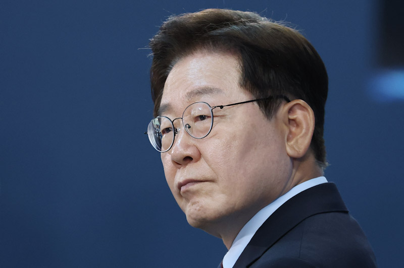 ▲ 이재명 대통령이 26일 경남 창원시 진해구에서 열린 '제1회 미래국방전략위원회'에서 참석자 발언을 듣고 있다. ⓒ뉴시스