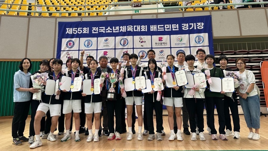 ▲ 26일 부산 제55회 전국소년체육대회 배드민턴경기장에서 광주학생선수들이 메달을 수상하고 기념사진을 촬영하고 있다.ⓒ광주시교육청 제공