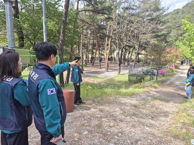 ▲ 홍천군 공무원들이 하천·계곡 불법 시설을 조사하고 있다. ⓒ홍천군