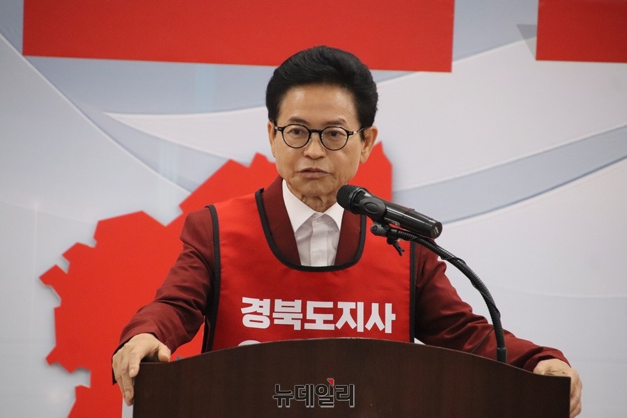 ▲ 이철우 후보는 민주당을 향해 “법으로 밀어붙이는 의회 독재가 가장 큰 문제이며, 지방정부가 그나마 이를 견제할 수 있는 마지막 보루”라고 목소리를 높였다. 끝으로 “대구가 무너지면 경북도 무너진다”며 “나라를 지킨다는 마음으로 반드시 압도적 승리를 만들어 달라”고 지지를 호소했다.ⓒ뉴데일리