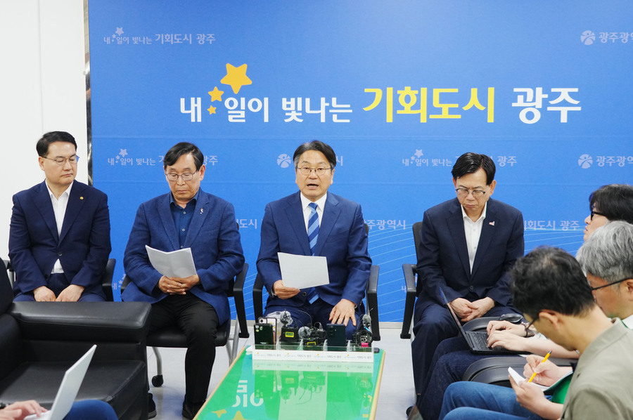 ▲ 강기정 광주광역시장(우측에서 2번째)이 26일 시청 기자실에서 정용진 신세계그룹 회장의 스타벅스코리아 ‘5·18 탱크데이’ 대국민 사과와 관련해 광주시 입장을 밝히고 있다.ⓒ광주광역시 제공