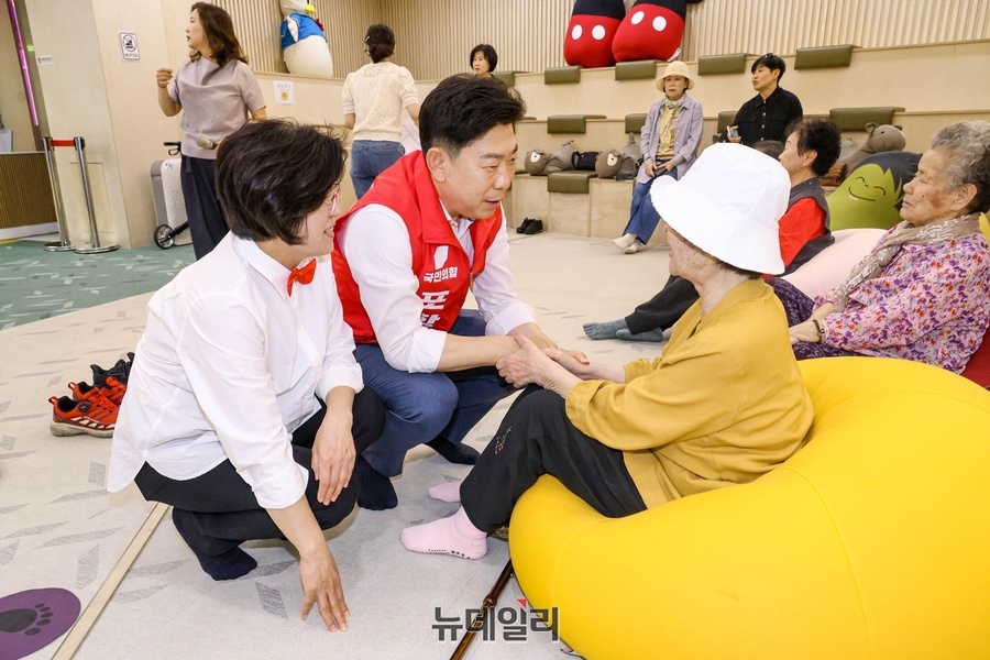 ▲ 박용선 후보는 말보다 행동으로, 약속보다 실천으로 시민보다 먼저 움직이고 끝까지 책임지는 시장이 되겠다는 다짐을 하며 시민들을 만나고 있다.ⓒ뉴데일리