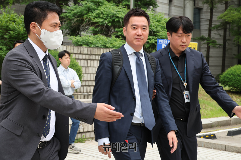 ▲ 배우 김수현의 명예를 훼손한 혐의를 받는 김세의 가로세로연구소 대표가 26일 오전 서울 서초구 서울중앙지방법원에서 열린 구속 전 피의자 심문(영장실질심사)에 출석하고 있다. ⓒ정상윤 기자