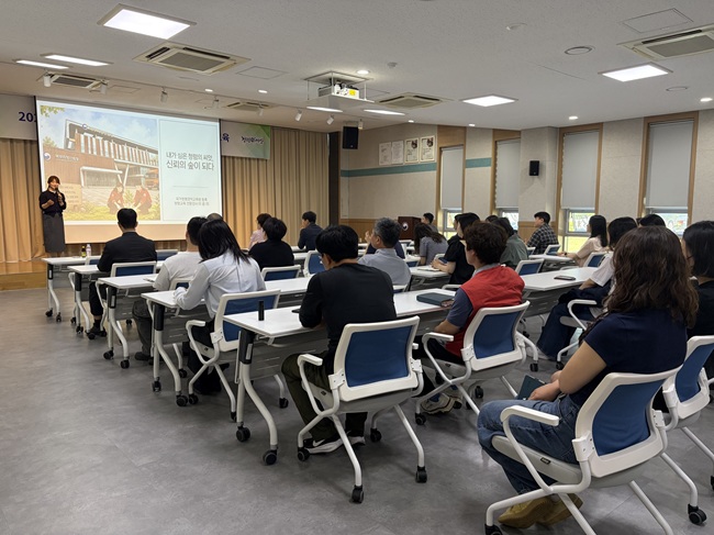 ▲ 이날 국민권익위원회 국가청렴권익교육원 이윤미 전문강사를 초빙해 공무원 행동강령, 청탁금지법, 공직자 이해충돌방지법 등을 퀴즈 형태로 쉽게 풀어내 전 직원의 큰 호응을 얻었다. ⓒ북부지방산림청