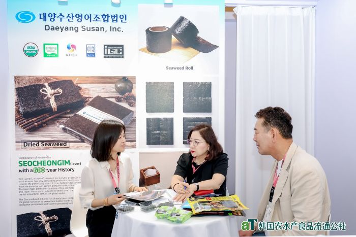▲ 충남도가 중국 상하이 신국제엑스포센터에서 열린 ‘2026 상하이 국제식품박람회에서 해외 바이어와 수출 상담을 진행하고 있다.ⓒ충남도
