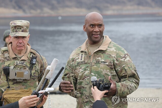 ▲ 지난 3월 14일 경기도 연천군 임진강에서 실시된 한미연합 도하훈련에서 제이비어 브런슨 주한미군사령관이 취재진과 인터뷰하고 있다.ⓒ연합뉴스