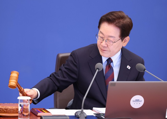 ▲ 이재명 대통령이 26일 청와대에서 열린 국무회의에서 의사봉을 두드리며 개회 선언을 하고 있다. 2026.05.26. ⓒ뉴시스