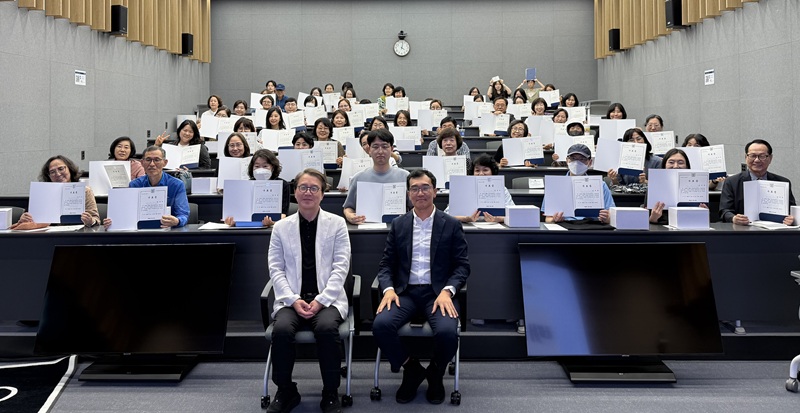 ▲ 세종시와 서울대 평생교육원이 지난 26일 진행한 ‘2026 세종시민 인문학 아카데미’ 1학기 종강식에서 수강생들이 수료증을 들고 기념촬영을 하고 있다.ⓒ세종시