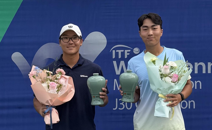 ▲ 충남 당진시청 직장운동경기부 오찬영·노호영 선수가 ‘2026 제1차 ITF 하나증권 김천 국제남자테니스투어대회(M15)’ 복식 우승 후 기념촬영을 하고 있다.ⓒ당진시