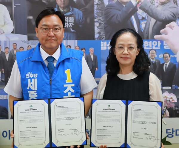 ▲ 조상호 세종시장 후보(왼쪽)가 26일 주민주권 희망후보 선정위원회 관계자와 ‘주민주권 실천 이행 협약’을 체결한 뒤 협약서를 들어 보이며 기념촬영을 하고 있다.ⓒ선거 캠프