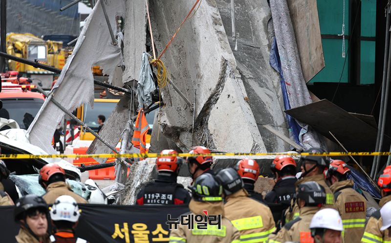 ▲ ▲서울 서대문구 서소문 고가차도 철거 공사 현장에서 지난 26일 오후 2시 32분께 상판 구조물이 무너지는 사고가 발생했다. ⓒ서성진 기자