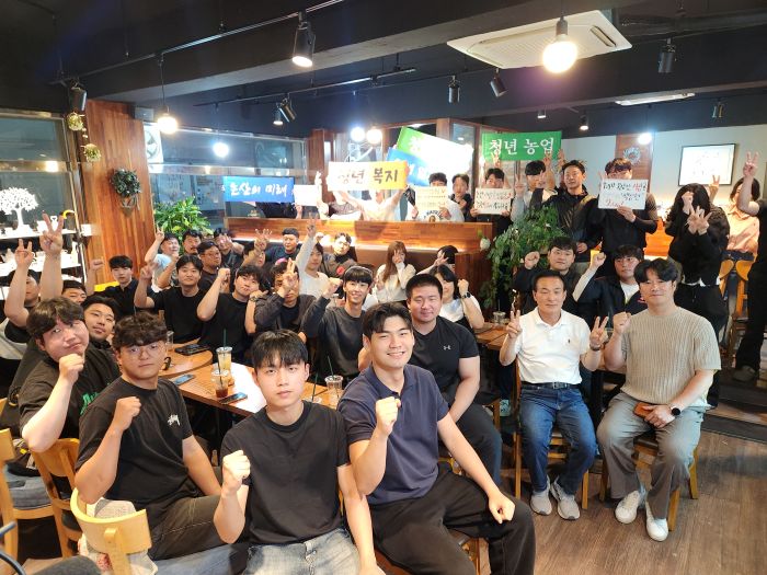 ▲ 백성현 논산시장 후보가 26일 지역 청년들과 간담회를 갖고 취업·주거·창업 등 청년 정책 방향에 대해 의견을 나눈 뒤 참석자들과 기념촬영을 하고 있다.ⓒ선거 캠프